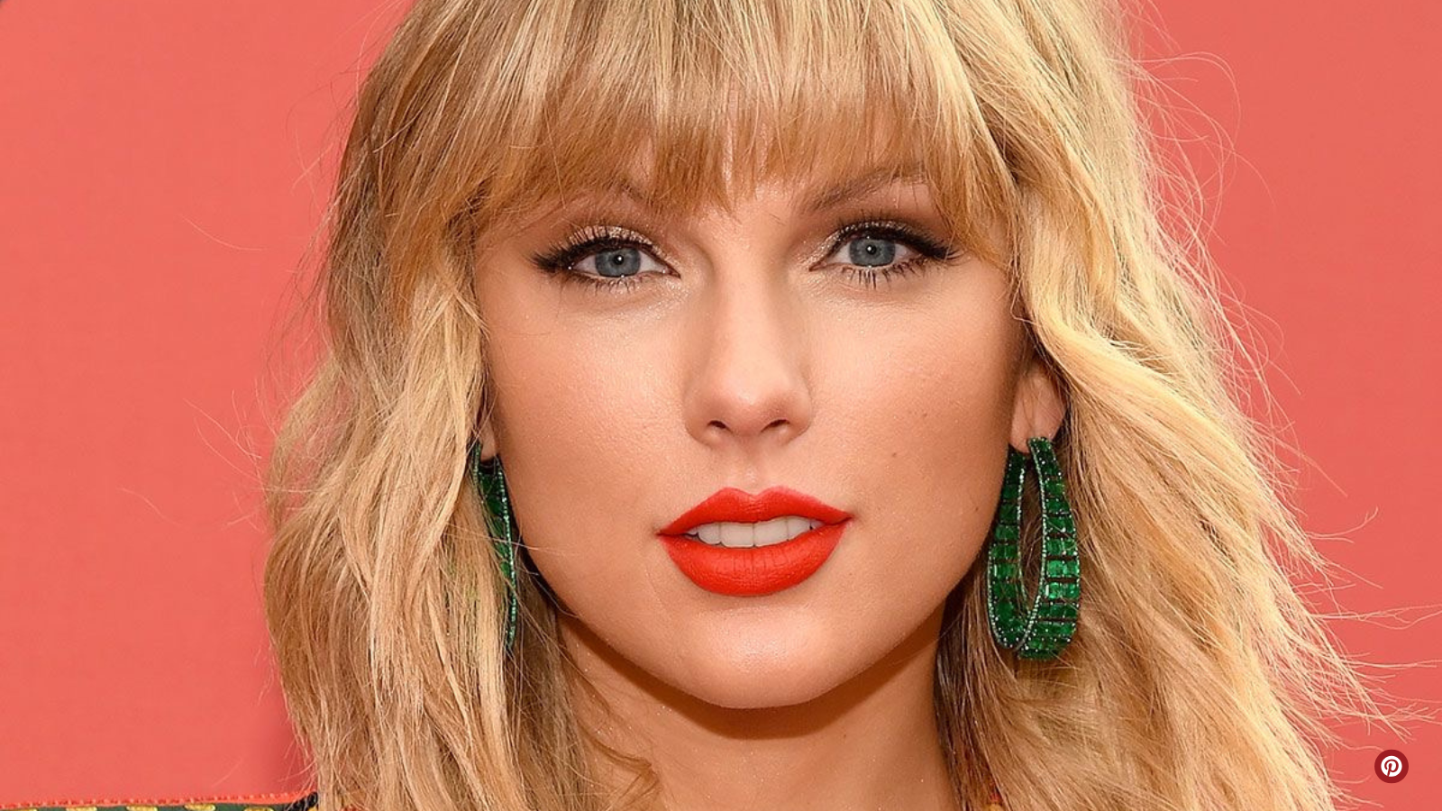 Taylor Swift’s Wavy Lob with Blunt Bangs
